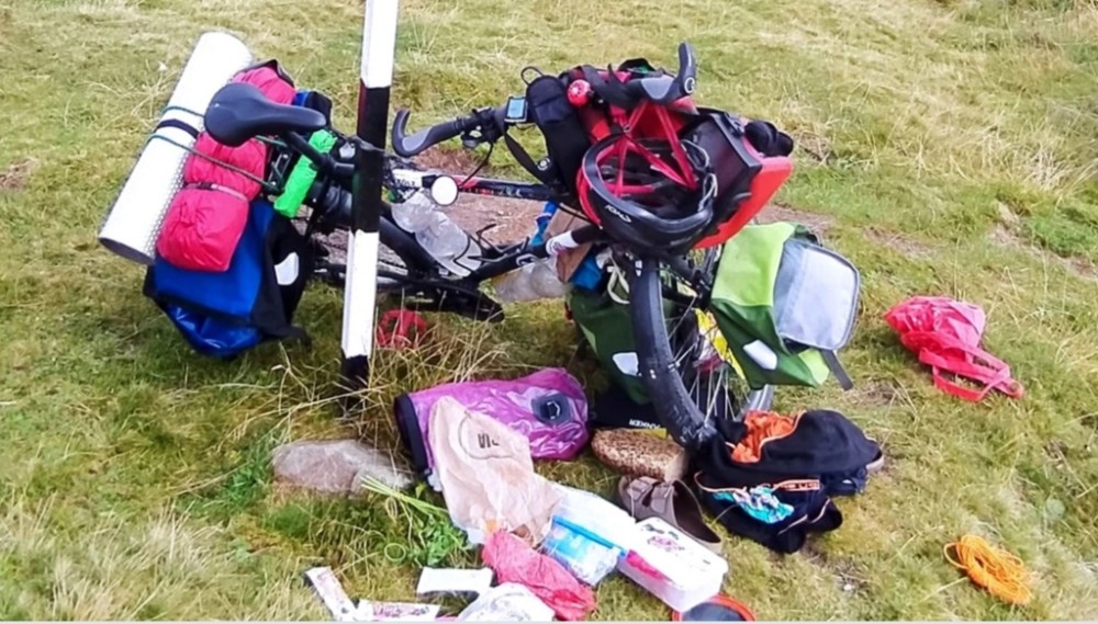 Un turist german JEFUIT în munții României: „A făcut greșeala să își lase bicicleta neasigurată”